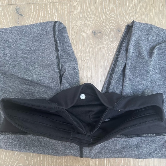 Lululemon cropped grey & black leggings. 🏃♀️ - Picture 4 of 6